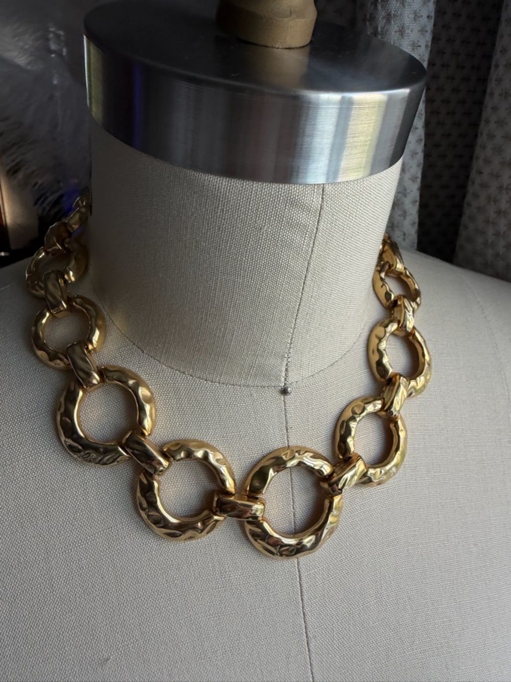 Vintage | Hammered Chunky Textured Gold Link Circle Statement 17.5” Necklace - Picture 7 of 13